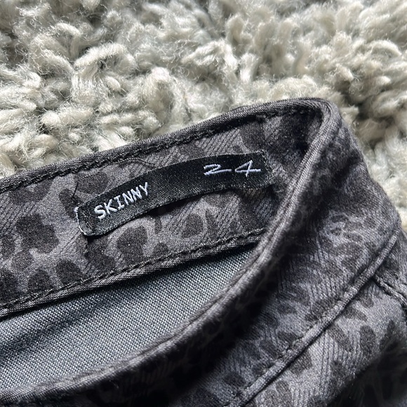 William Rast Grey Leopard Skinny Jeans 24 Like New! - Picture 4 of 7